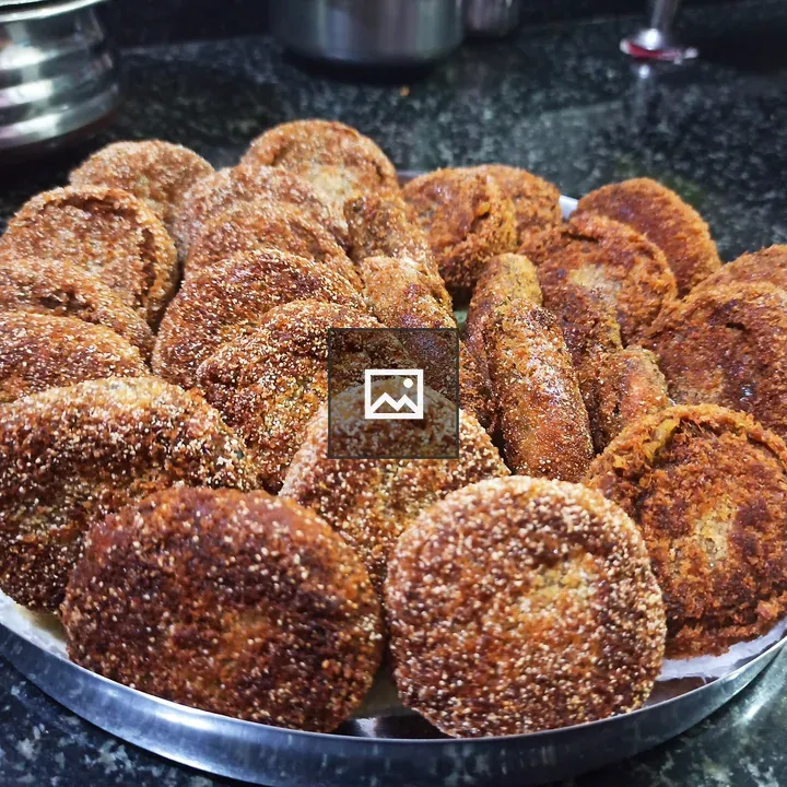 Silver platter with crispy patties