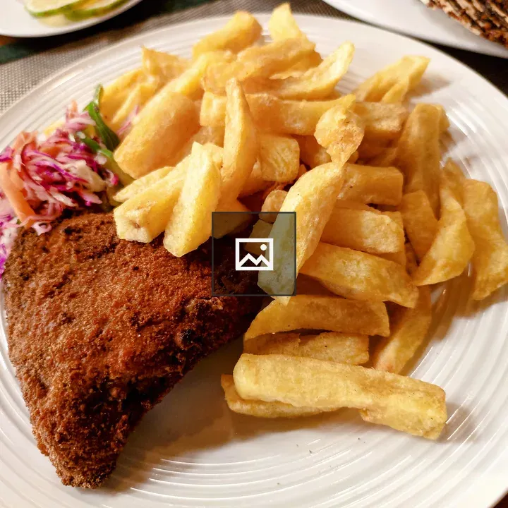Breaded chicken with chips and slaw