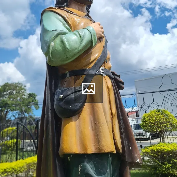 Statue of a man with heart gesture