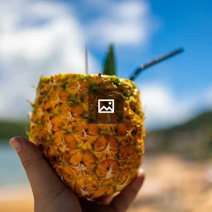 Pineapple cup with straw