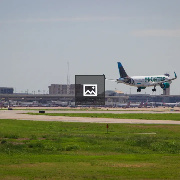 Frontier Airlines plane lands and Delta takes off