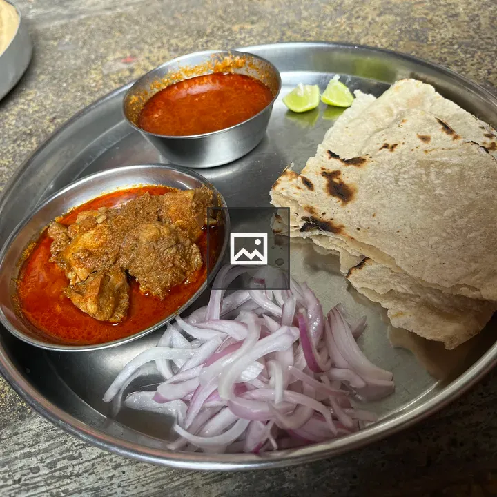 Chulivarchi bhakri with curry