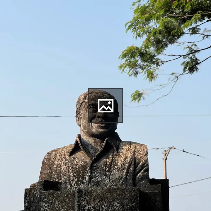 Bronze Calicut Statue on Pedestal