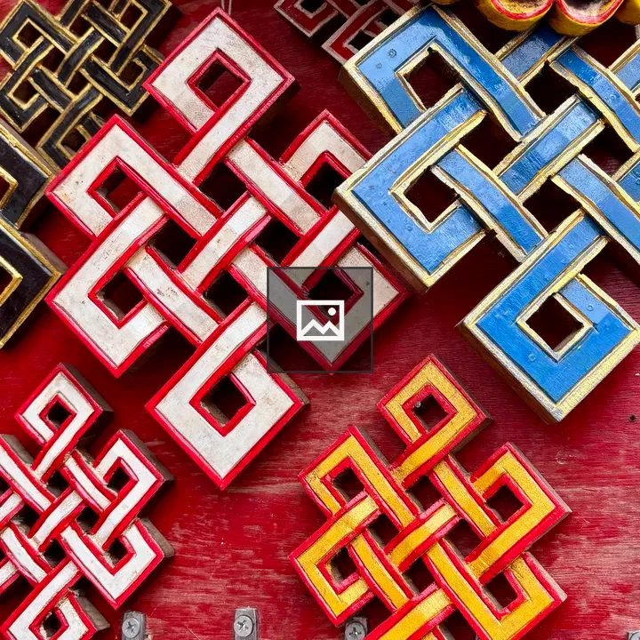 Colorful geometric knot patterns