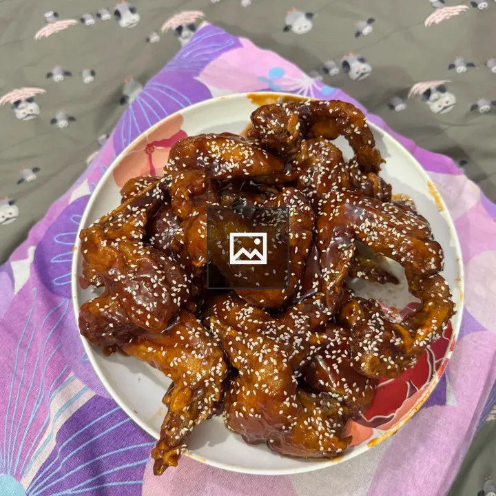 Fried chicken pieces with sesame