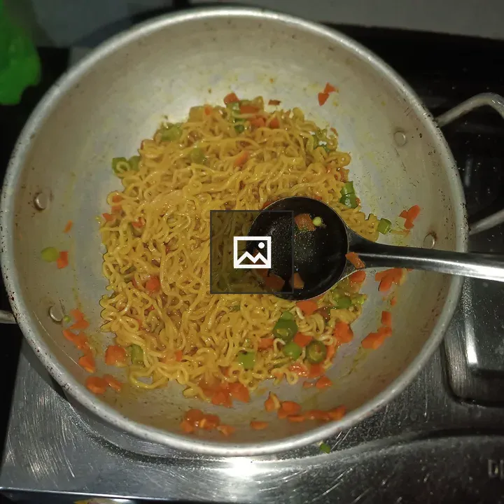 Instant noodles in aluminium pan