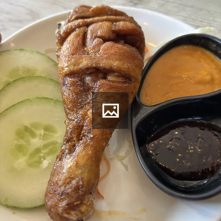 Fried chicken drumstick with vegetables