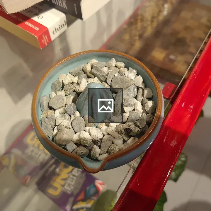 Round Ceramic Bowl with Pebbles