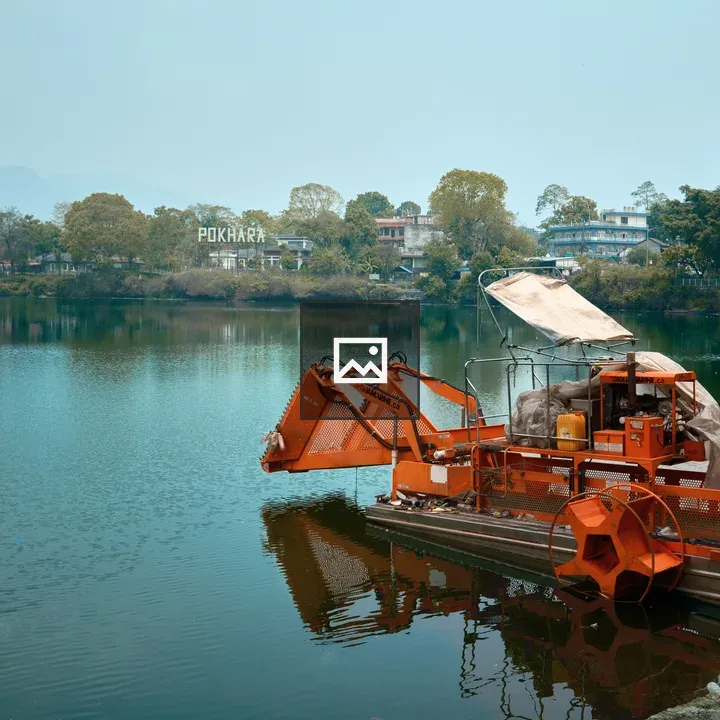 Aquatic weed removal machine