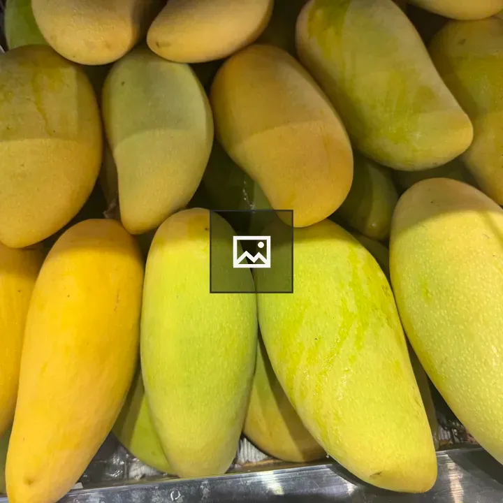 Yellow and green mangoes on display