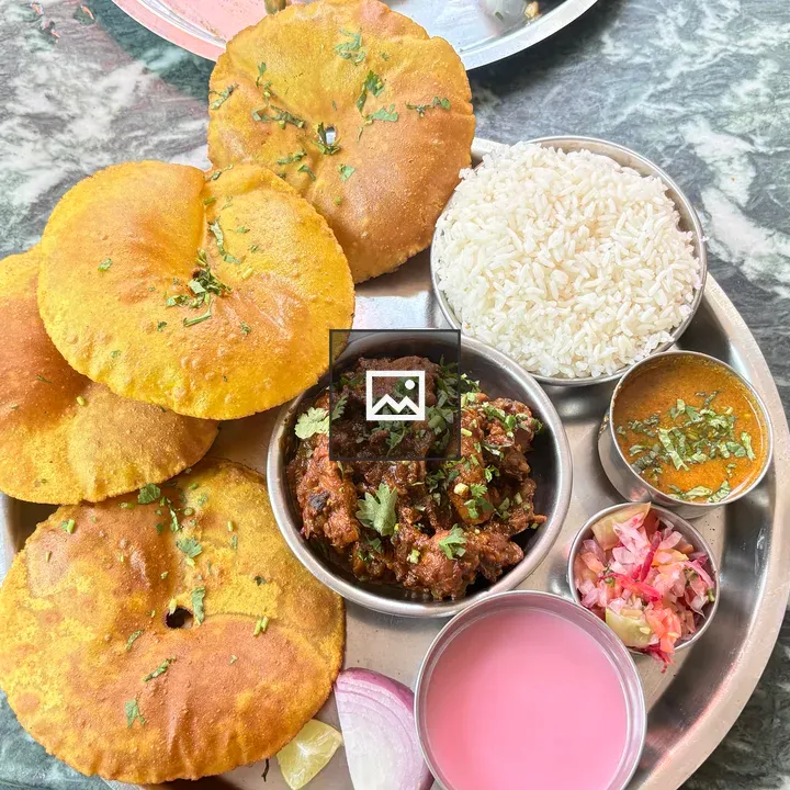 Puris and rice with meat dish