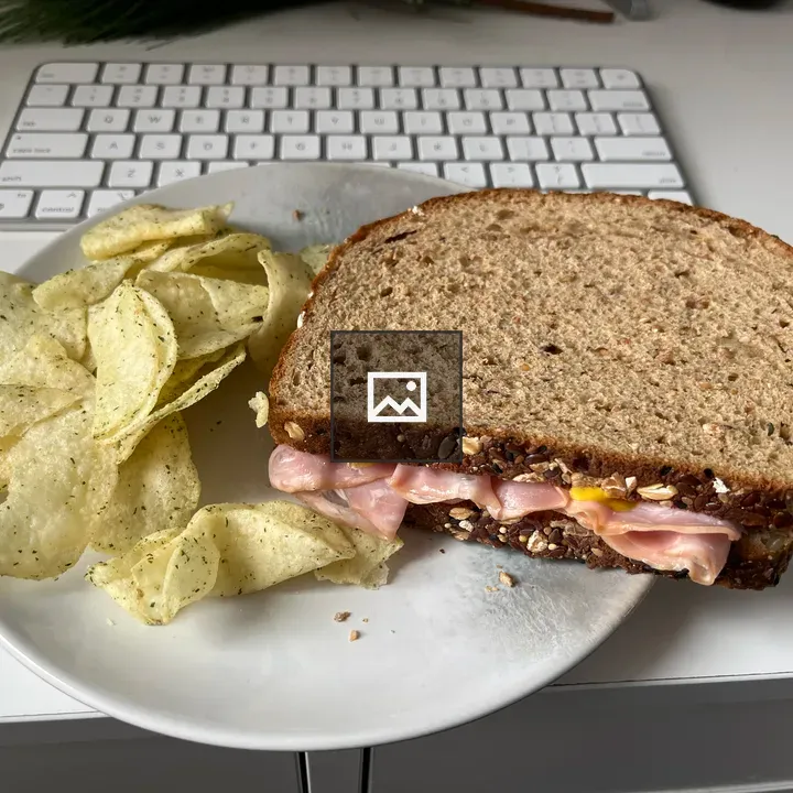 Ham sandwich with chips