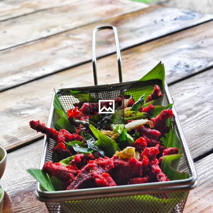 Metal basket with red beef chilli