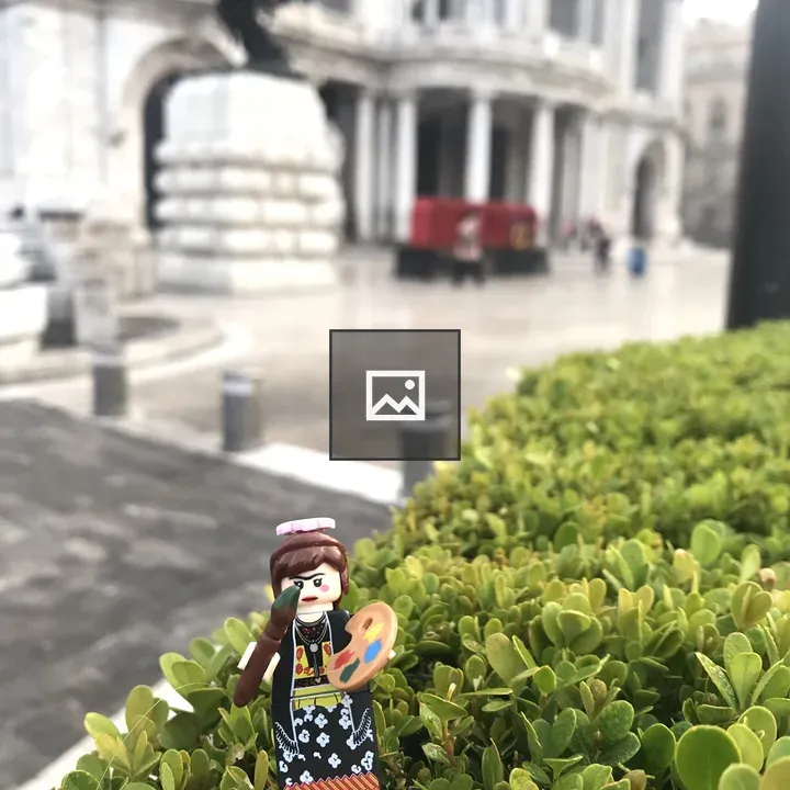 Frida Khalo outside Palacio de Bellas Artes