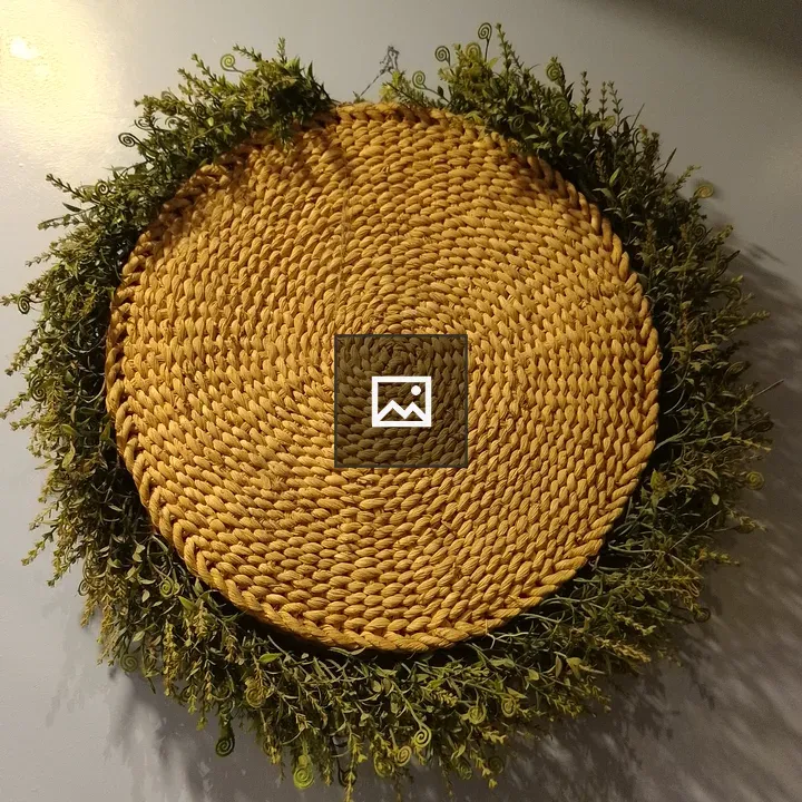 Circular woven placemat with foliage