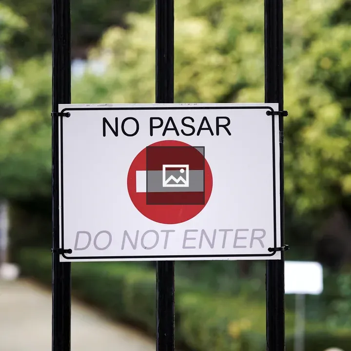Do not enter sign on fence