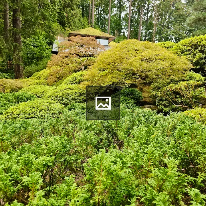 Green-roofed garden structure