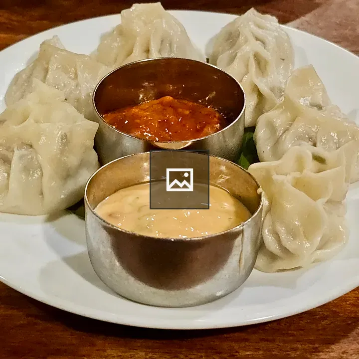 Steamed chicken momos with sauces