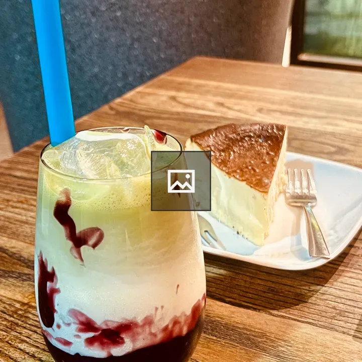 Layered iced drink and cheesecake