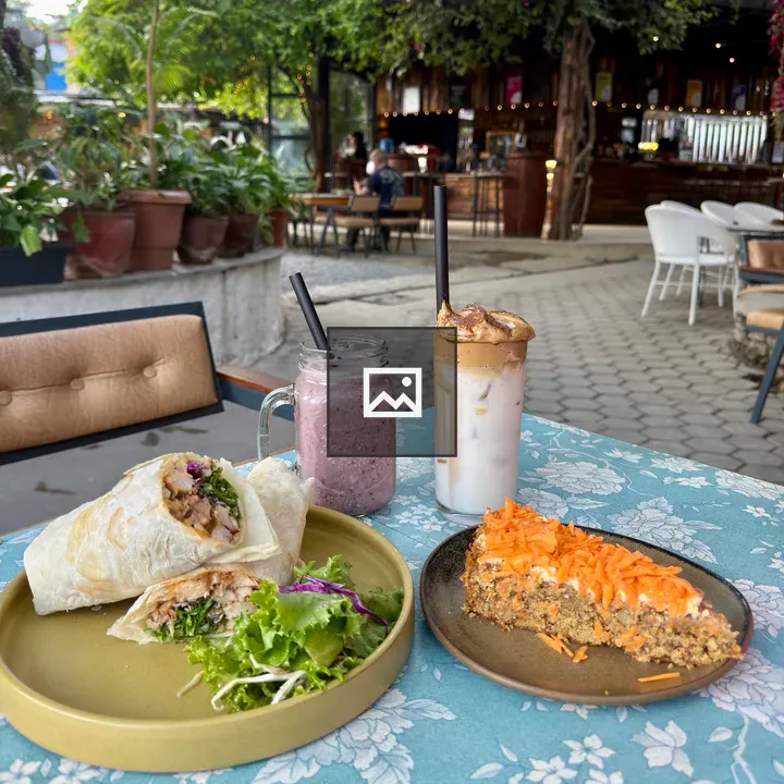 Table with salad and drinks in café
