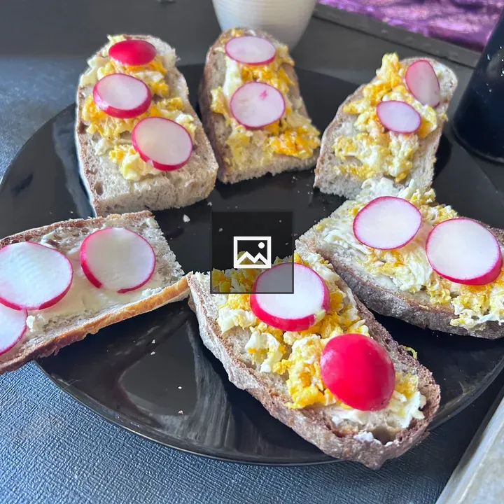 Fried egg on toast with radish