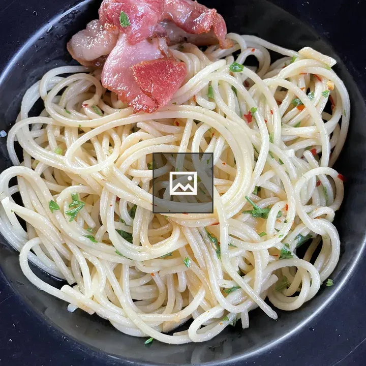Plate of spaghetti with bacon