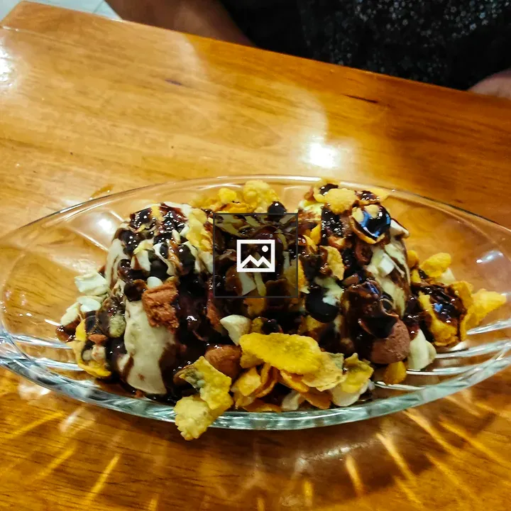 Glass boat-shaped ice cream dish