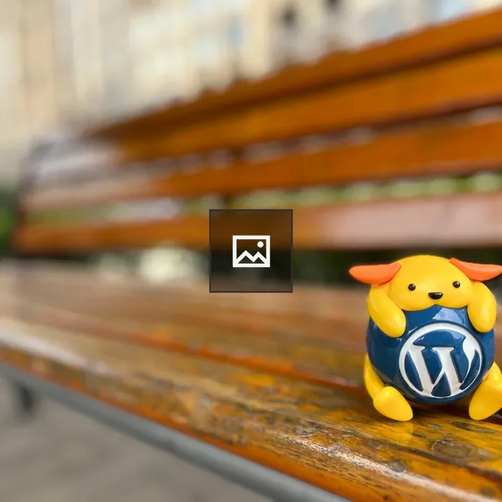Wapuu on old bench