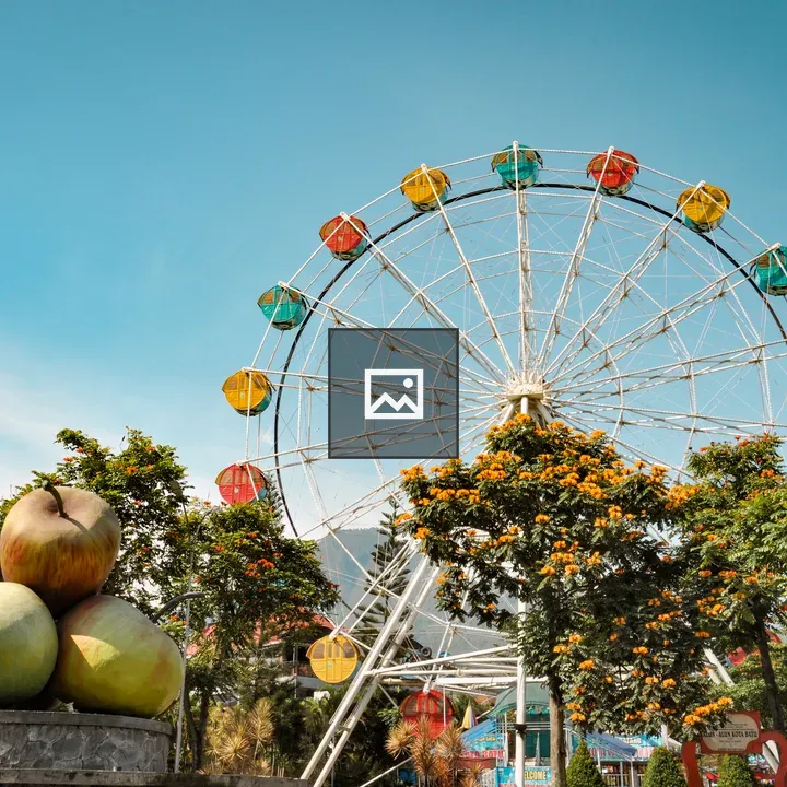 Ferris wheel and apple sculpture
