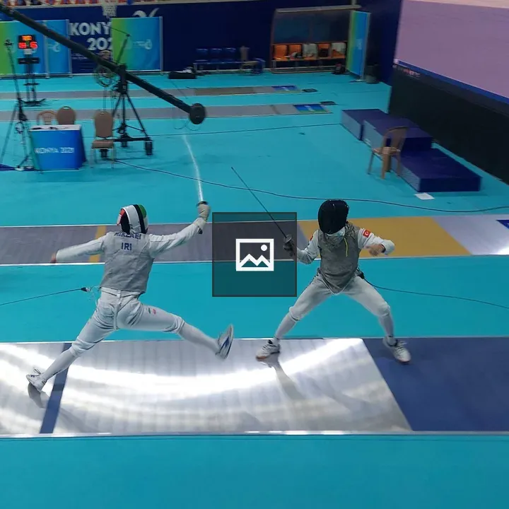Iranian fencer readying stance