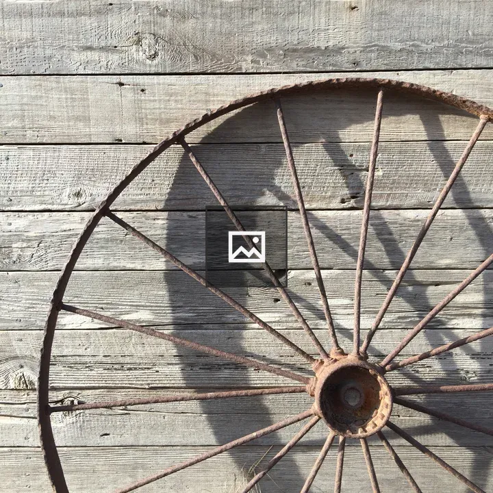 Metal wagon wheel