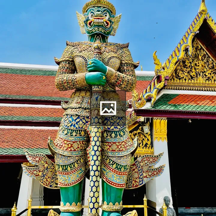 Emerald Buddha Temple Statue