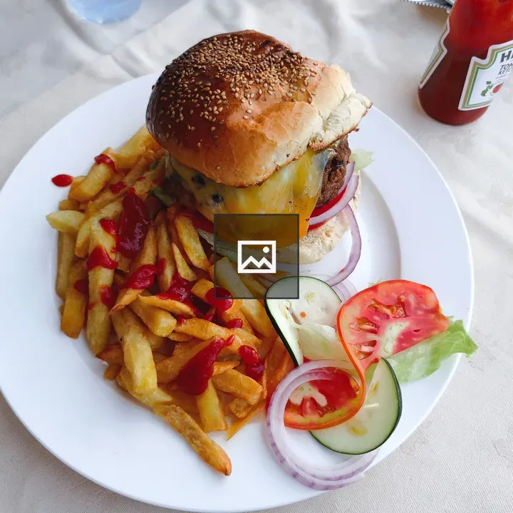 Cheeseburger with Chips and Salad