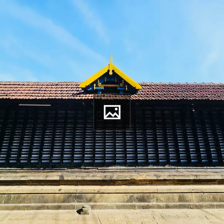 Side view of Thirunavaya Temple