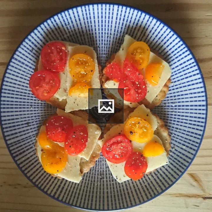 Seasoned tomato slices on crackers