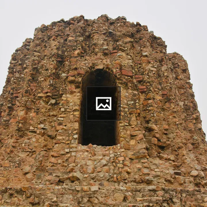 Alai Minar close-up