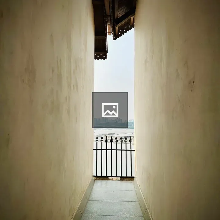 Wall scene with gray and green tones