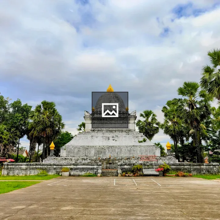 That Makmo Stupa at Wat Wisunarat