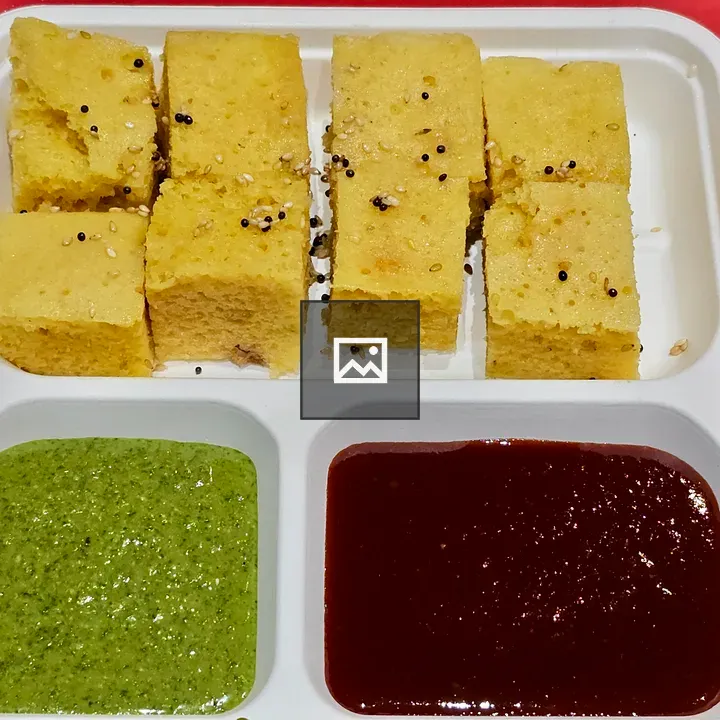 Dhokla with chutney in tray