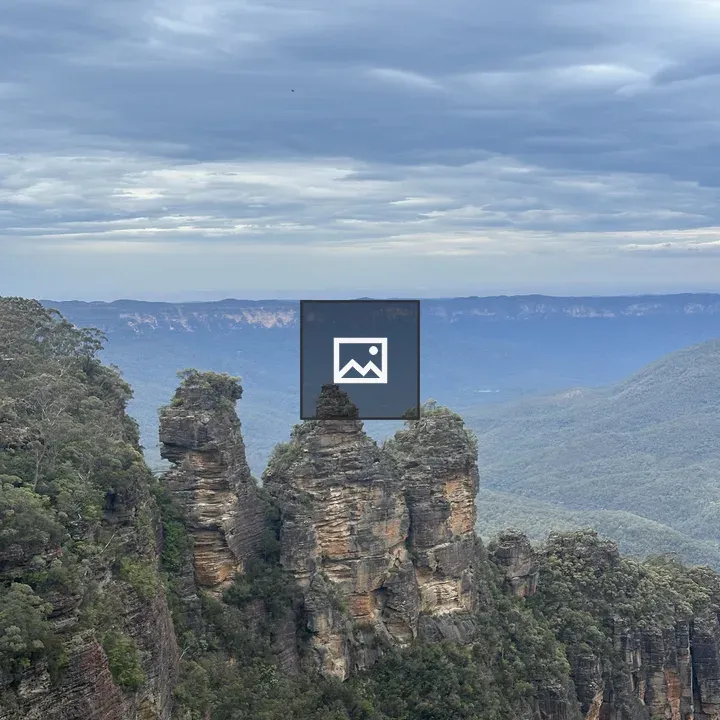 Three Sisters rock formation in Blue Mountains