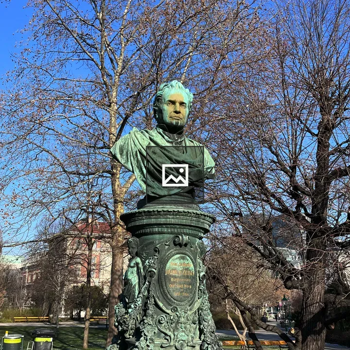 Statue in Vienaa Park