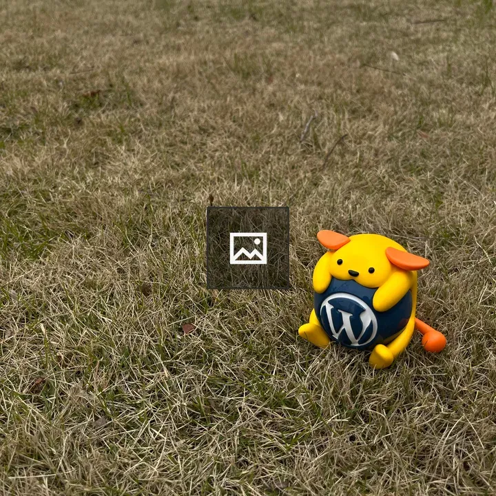Wapuu on brown grass