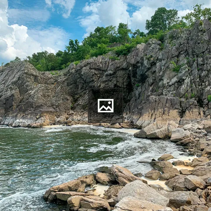 Rocky river coast in Great Falls NP