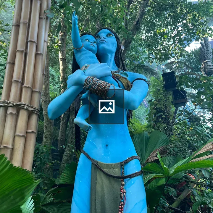 Blue Na'vi Statue with Child