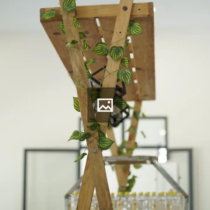 Caterig counter with leaves