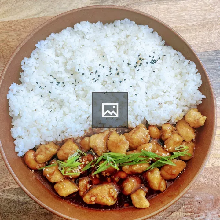 Bowl of white rice with crispy chicken