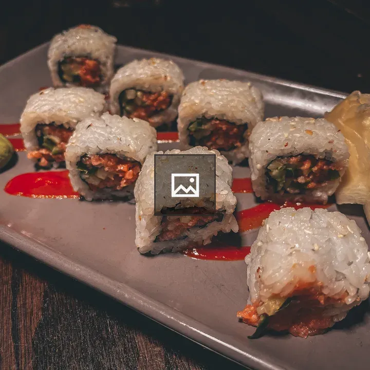 Spicy tuna sushi roll