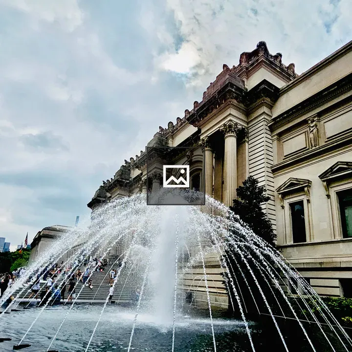 Water fountain at Metropolitan Museum steps