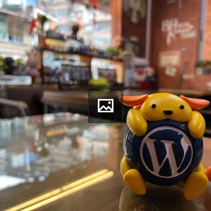 Wapuu on a table