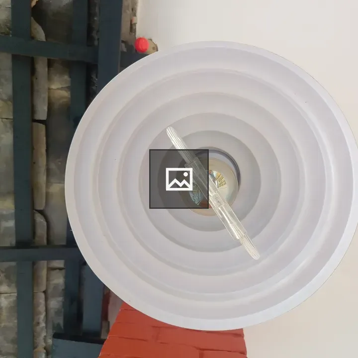 Ceiling light fixture with concentric rings